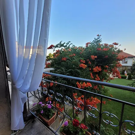 Sea Garden Apartment *